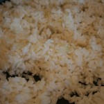 Dodajemy uprażony ryż i obsmażamy wraz z przyprawami.